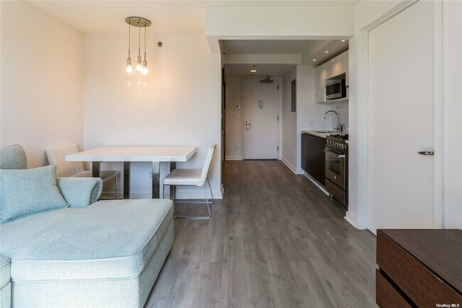 Building Photo - 39-16 Prince St