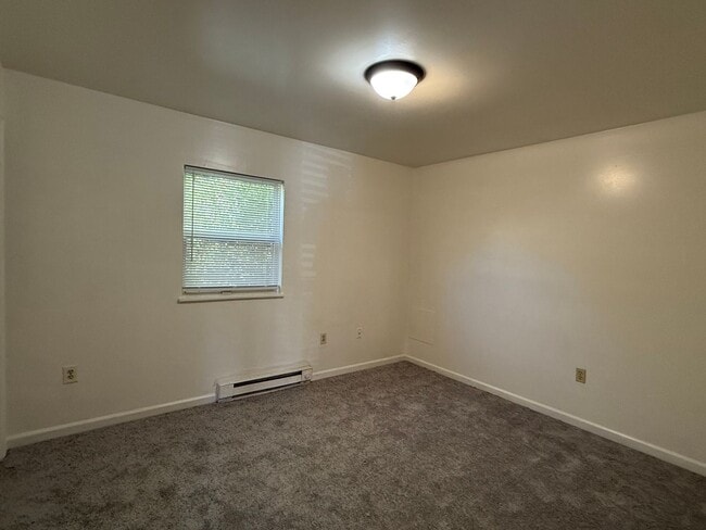 Building Photo - 2 Bedroom, 1 Bath Duplex