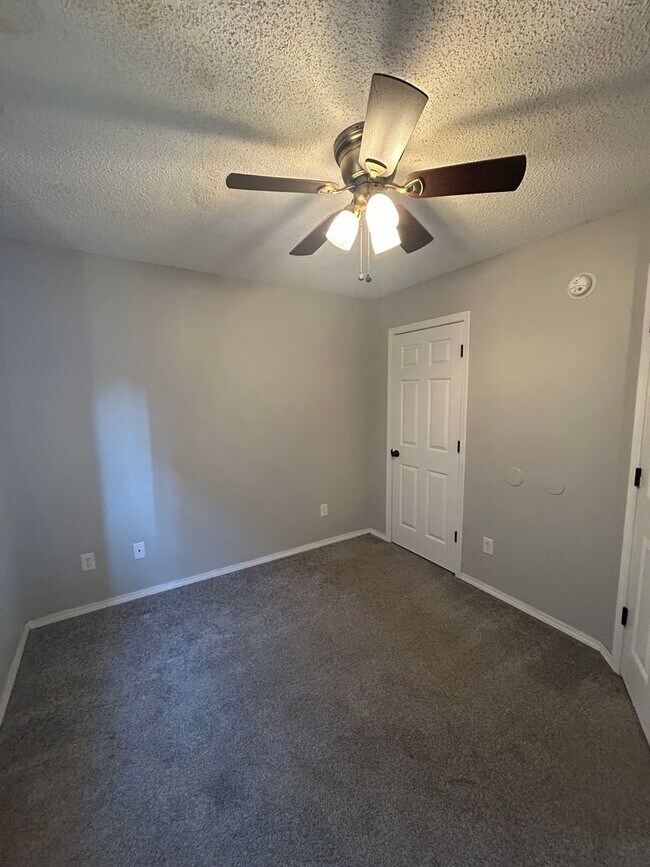 Building Photo - **UC**3501 SW Landau Ct Apt 1 &amp; 2