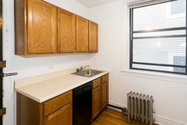 Building Photo - 1913 W Larchmont Ave