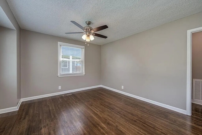 Building Photo - 1985 Carloss Dr