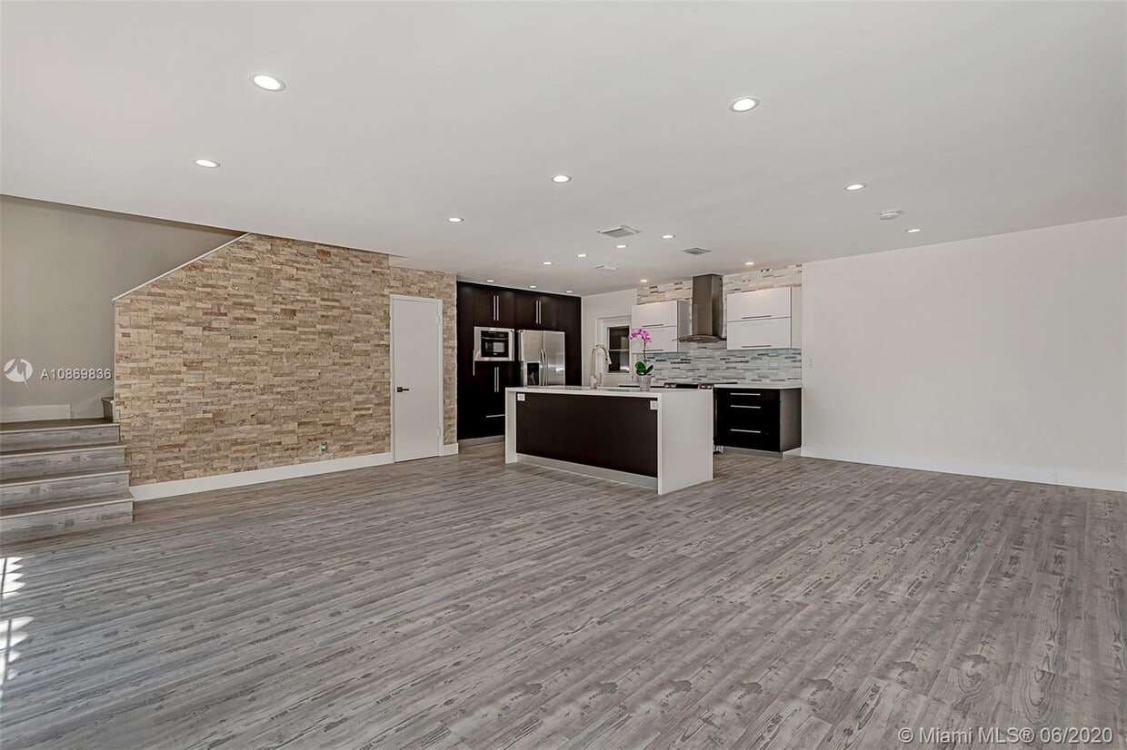 Primary Photo - 648 Kensington Pl