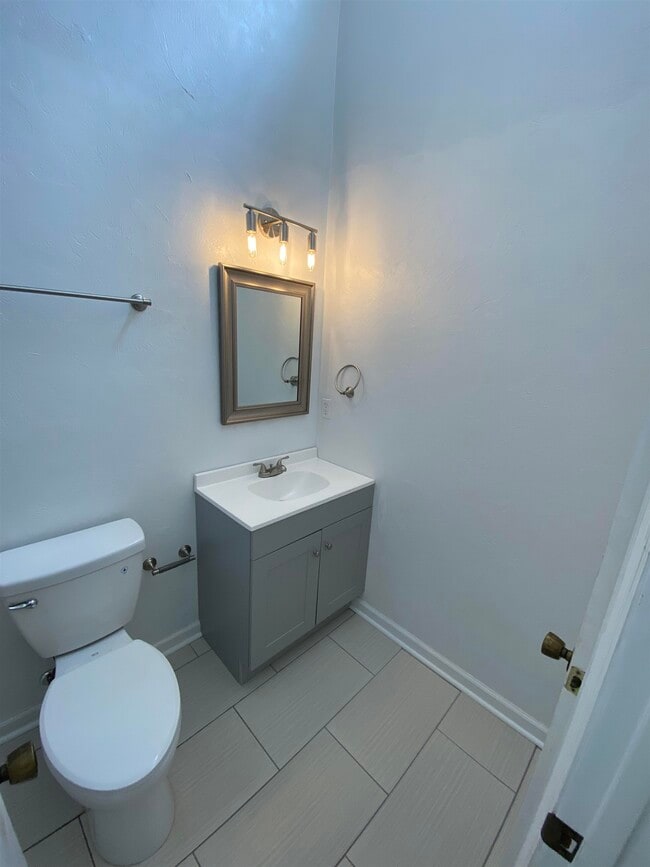 Building Photo - 1242 High Rd