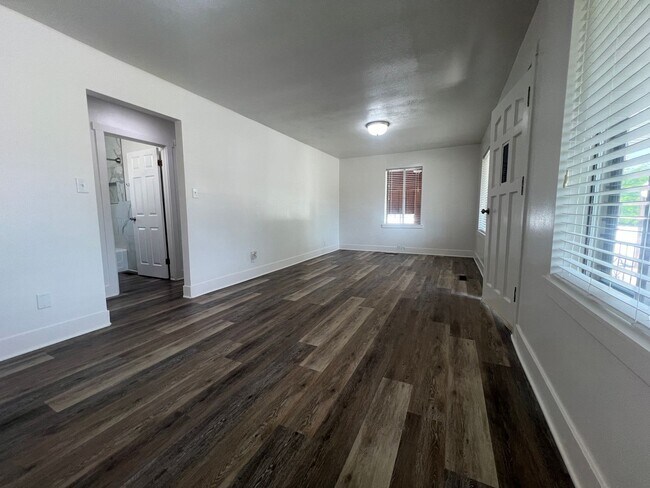 Foto del edificio - Beautifully Remodeled 3-Bedroom Home with Large Backyard, RV Parking & Modern Finishes in Santaqu...