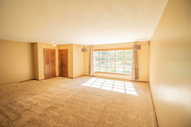 Building Photo - LARGE 4 BR HOME IN CONVENIENT LOCATION