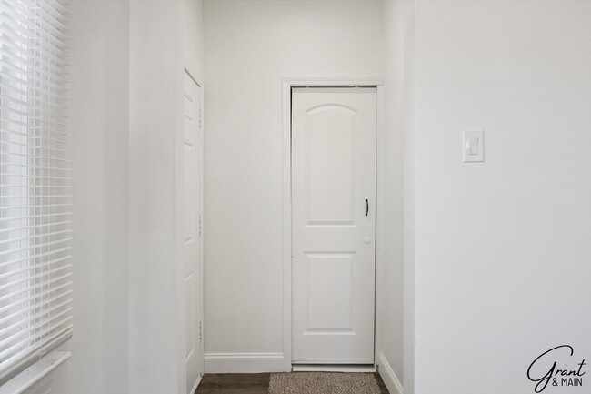 Building Photo - 4 bedroom $1550