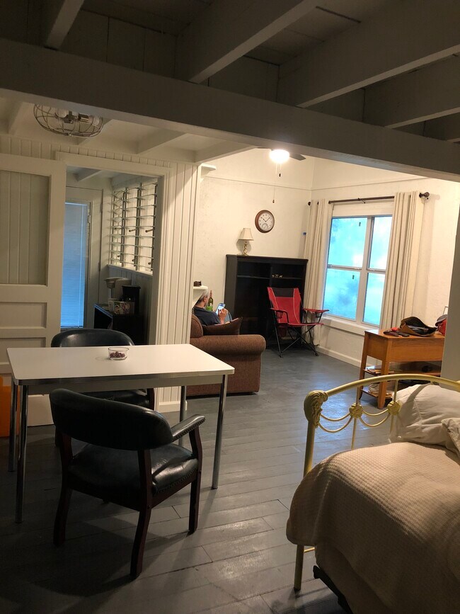 Foto del edificio - 112 E Scott St