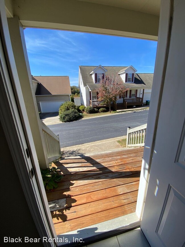 Building Photo - 2 br, 3 bath House - 122 Rotunda Circle