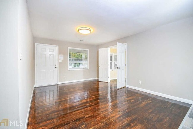 Building Photo - 185 Oak Dr SE