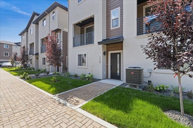 Building Photo - Modern, New 3-Story Boise Bench Townhome with Garage in a Prime Location