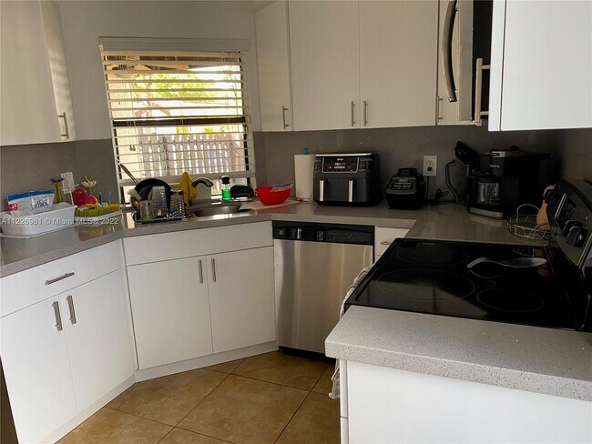 Building Photo - 14985 SW 48th Ter  26H Miami Fl 33185