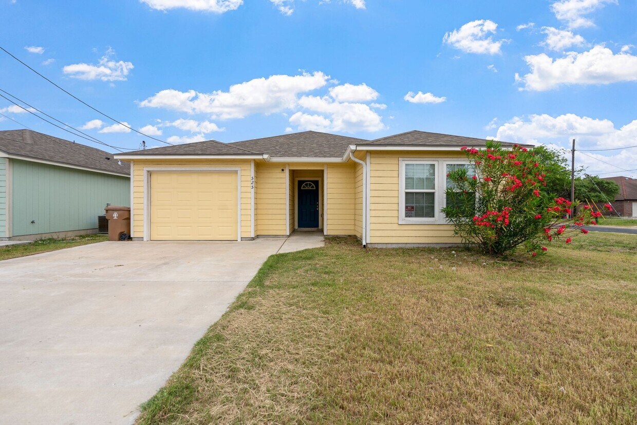 Foto principal - Stunning 3-Bedroom, 2-Bath Home on Corner ...