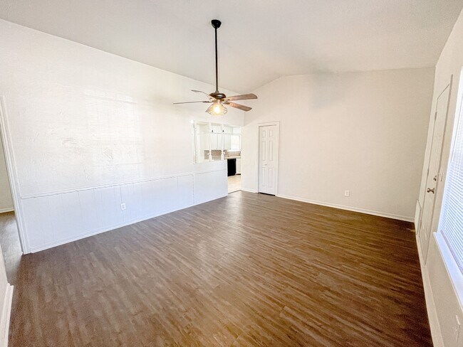 Foto del edificio - 3108 Longridge Rd