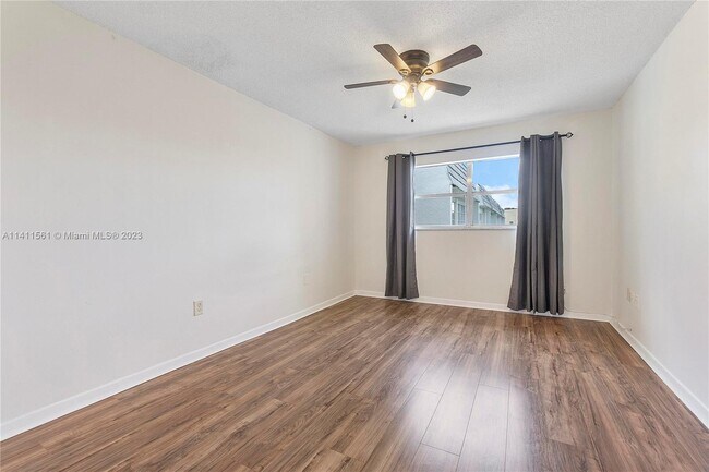 Foto del edificio - 8350 Sunrise Lakes Blvd