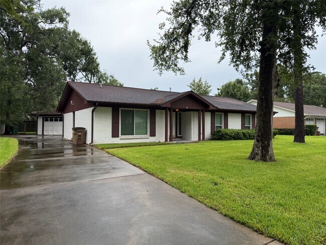 Building Photo - 3011 Longwood Ln