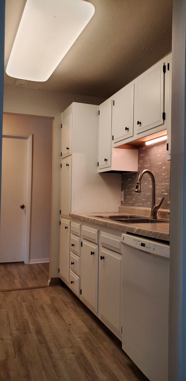 Foto del edificio - 1675 Cedarwood Dr