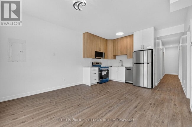 Building Photo - 944 Woodroffe Ave
