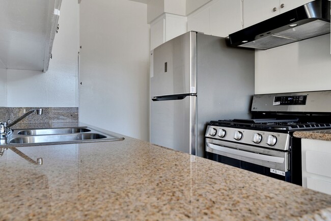 Unit #9 - Full kitchen - 1518 Euclid St