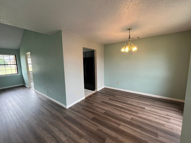 Foto del edificio - 907 Primrose Ln