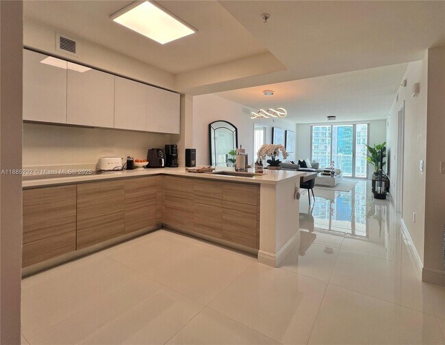 Foto del edificio - 300 Sunny Isles Blvd
