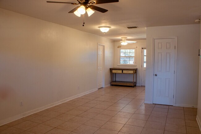 Foto del edificio - 3 bedroom 2 Bathroom.