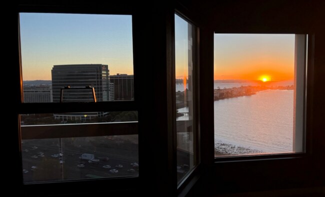 Foto del edificio - 6363 Christie Ave