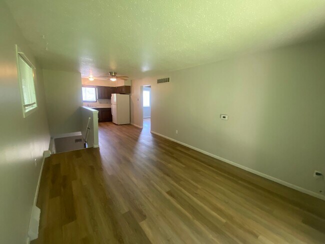 Building Photo - BUR1656