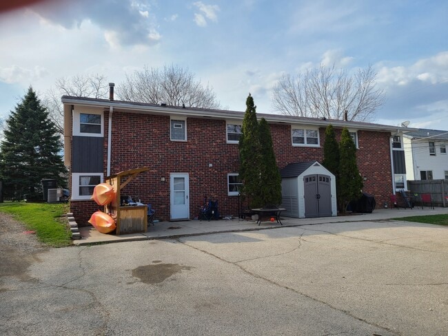 Entrada trasera de la unidad con patio privado y cobertizo de almacenamiento - 217 S Water St