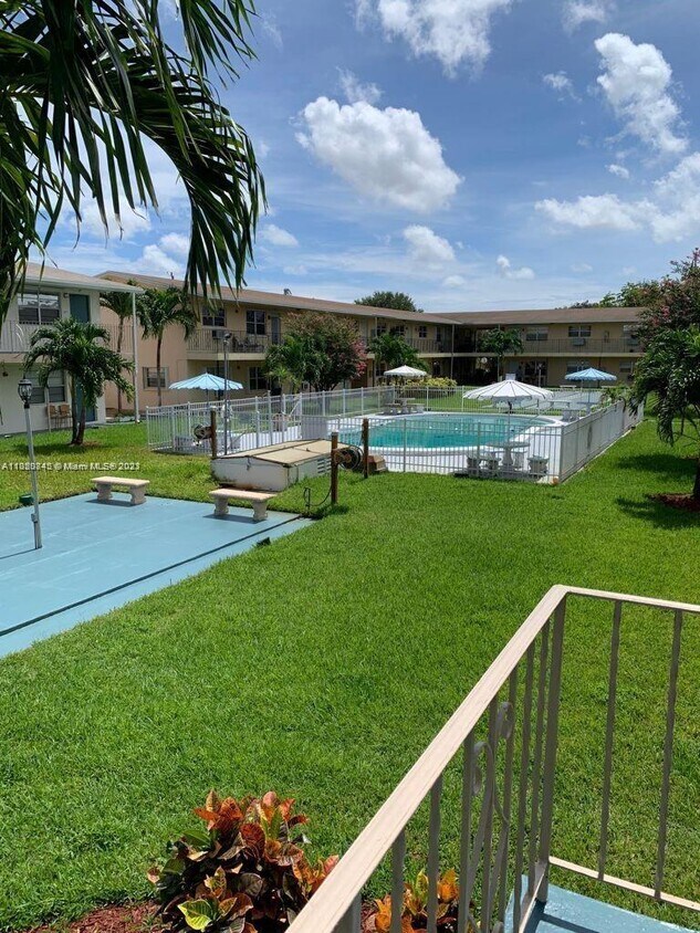 Foto principal - 7401 Pines Blvd