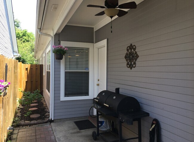 Building Photo - Charming 3 bd 2 bath on Mud Island with fe...