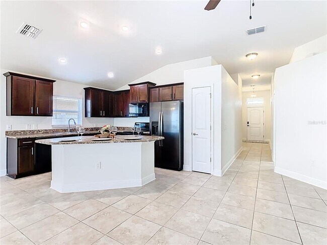 Building Photo - 465 Buchannan Dr