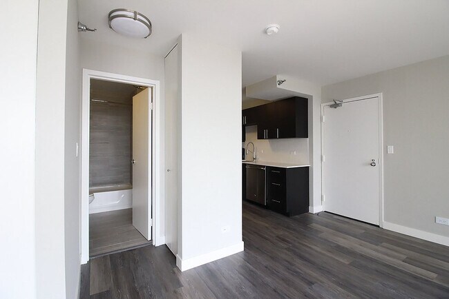 Building Photo - 3 E Delaware Pl