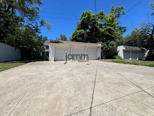 Building Photo - 13103 Cedar Rd