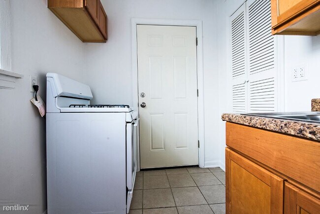 Foto del edificio - 1 br, 1 bath Apartment - 1108 E 82nd St