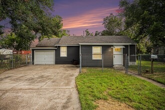 Building Photo - 812 7th Ave N