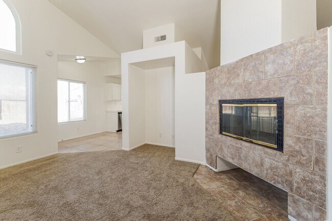 Foto del edificio - Bright & Beautiful 4 Bedroom 2 Bath Home S...