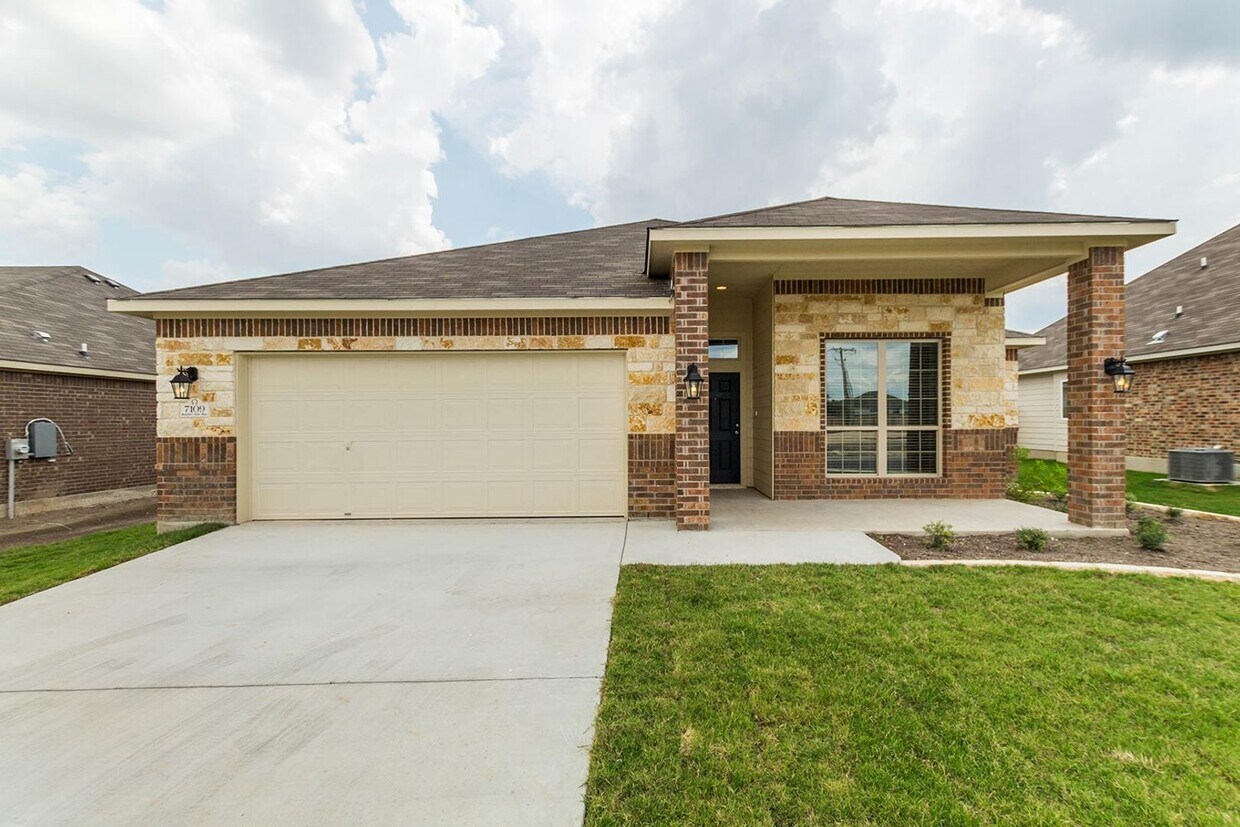 Foto principal - Spacious 4-Bedroom, 2-Bath Home in Hills o...