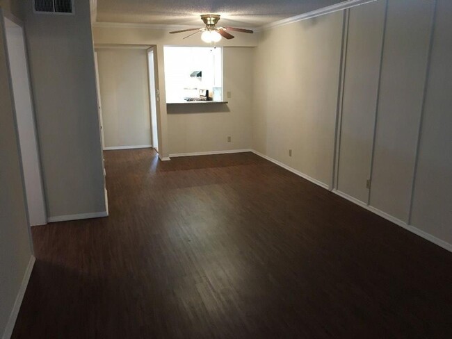 Building Photo - WATER, GAS & TRASH INCLUDED WITH RENT!