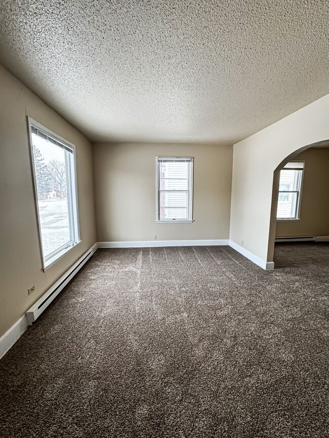 Foto del edificio - 5 Bed 2 Bath Single Family Home!