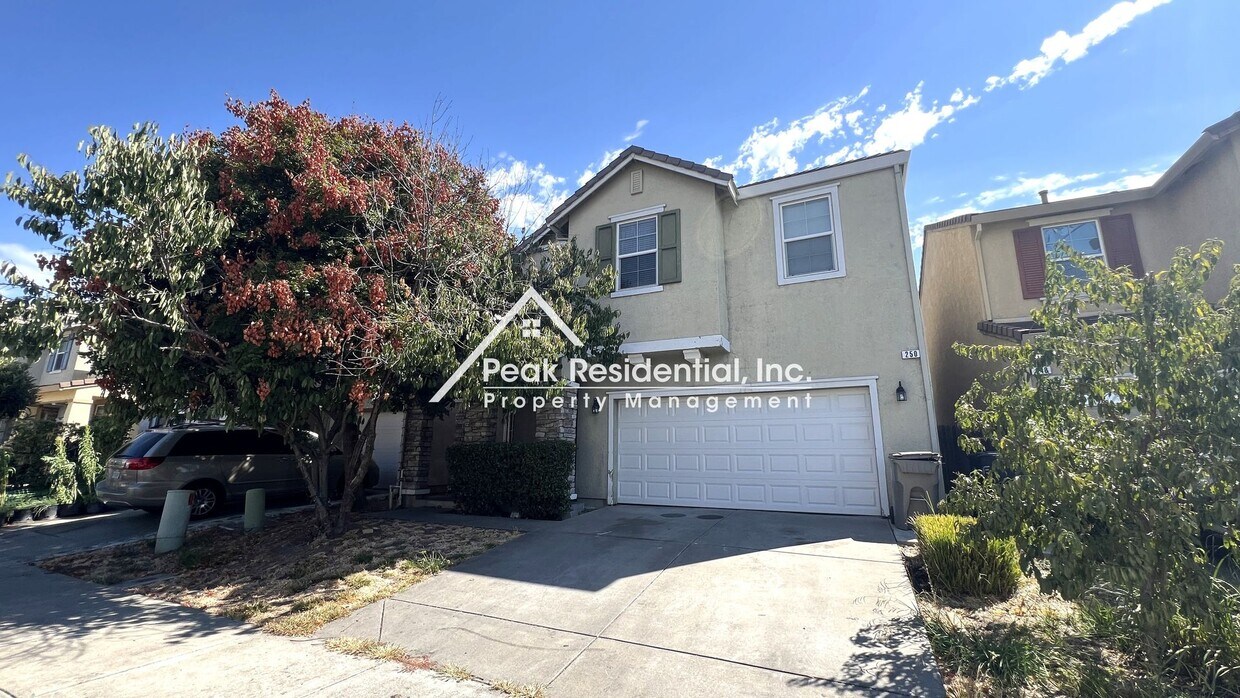 Foto principal - Spacious 4bd/2.5ba House with 2 Car Garage