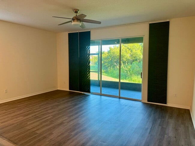 Building Photo - Gated Townhome In Riverview