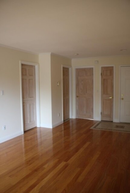 Building Photo - 8 Oakwood Ave