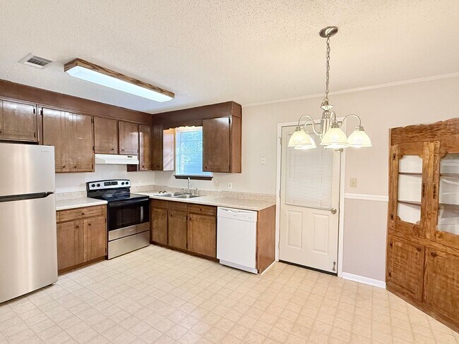 Foto del edificio - Spacious 3-Bedroom Home