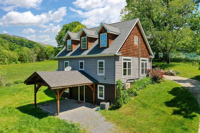 Charming 2 Bed / 3 Bath Home for Rent in Clyde, NC! - Charming 2 Bed / 3 Bath Home for Rent in Clyde, NC!