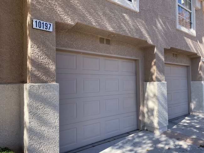 Building Photo - Three Bedroom 2 1/2 bath Townhouse