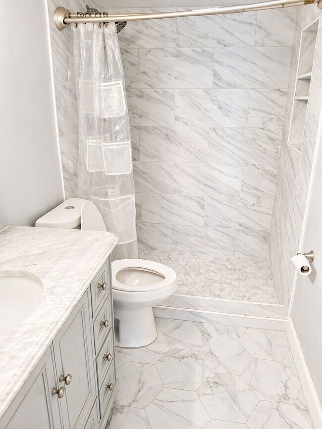 Baño principal - 2225 Holden Ave