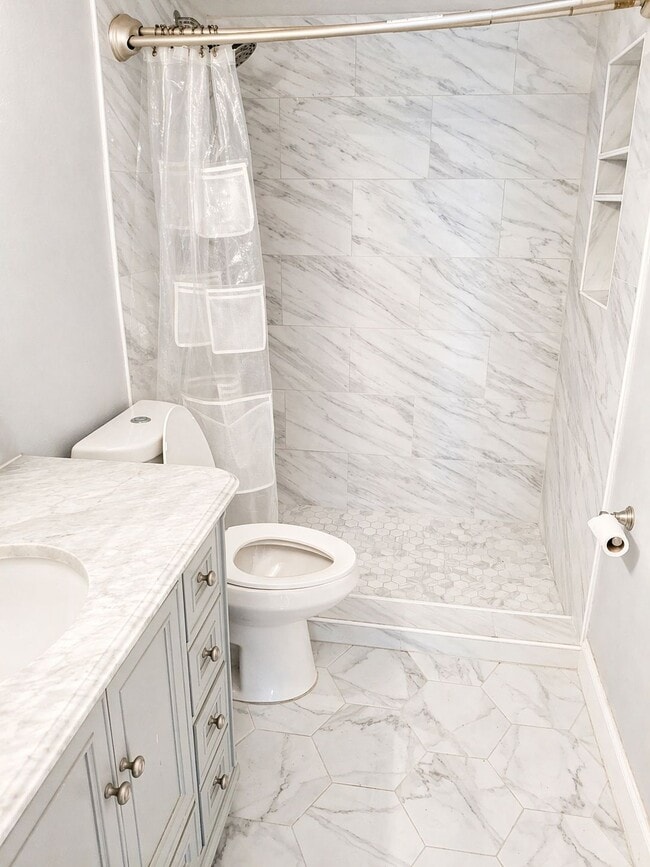 Master bathroom - 2225 Holden Ave