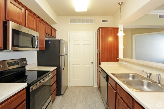 1BR + Den, 1BA - The Ashley/975 SF - Kitchen - Mansions at Hemingway