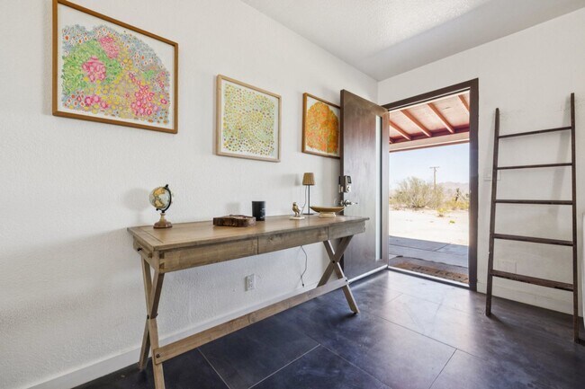 Foto del edificio - 3 Bedroom 1.5 Bath Modern Farmhouse near JT National Park * MOVE IN SPECIAL*