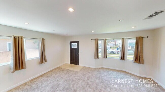 Foto del edificio - 8228 Laurelgrove Ave